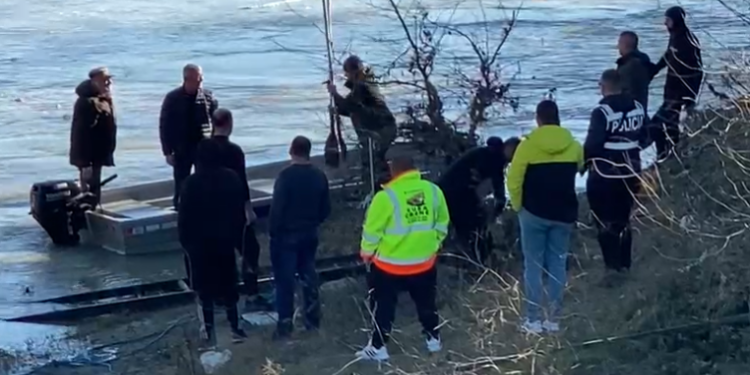DETAJET/ Vijojnë kërkimet në Seman, palombarët gjejnë pjesë të makinës: Të mbyllet diga…