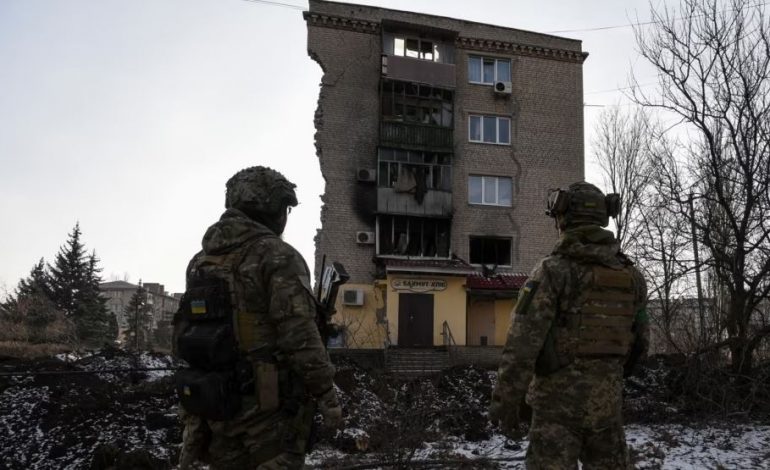 NUK NDALET LUFTA/ Ushtria ruse sulmon nga ajri Bahmutin