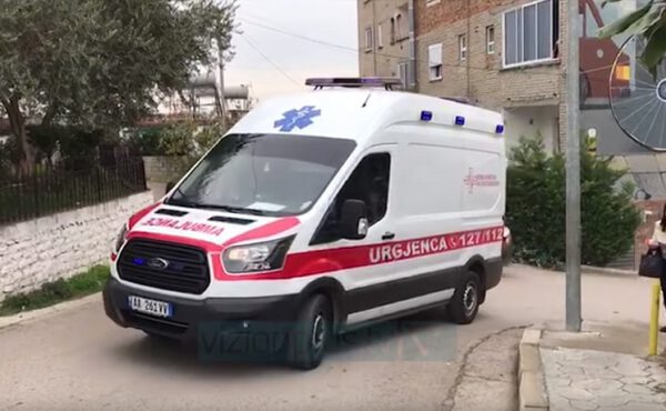 AKSIDENT NË AKSIN SHKODËR-TIRANË/ I moshuari humb kontrollin e motoçikletës dhe rrëzohet, transportohet në spital