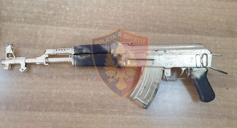 E PËSON KEQ/ Mbante armë zjarri pa leje, bie në pranga i riu në Vlorë