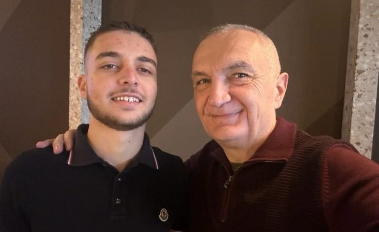 “S’KAM NDËRMEND TË LARGOHEM NGA SHQIPËRIA”/ Meta nxjerr foton me të riun, tregon mesazhin e tij