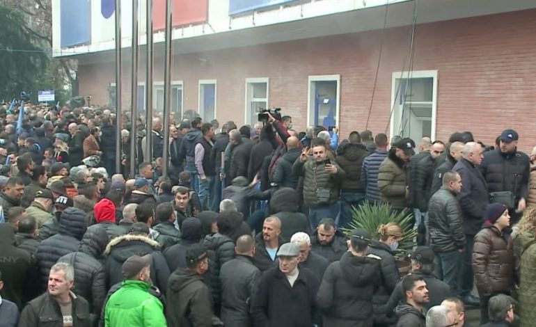 VENDIMI I KREUT TË PD/ VOA: Si i përjashtoi Alibeaj 4 deputetët