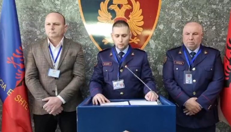 MEGAOPERACION NË DURRËS/ Zbulohet një “shtëpi bari” dhe një arsenal armësh, arrestohet 46-vjeçari, shpallet në kërkim vëllai