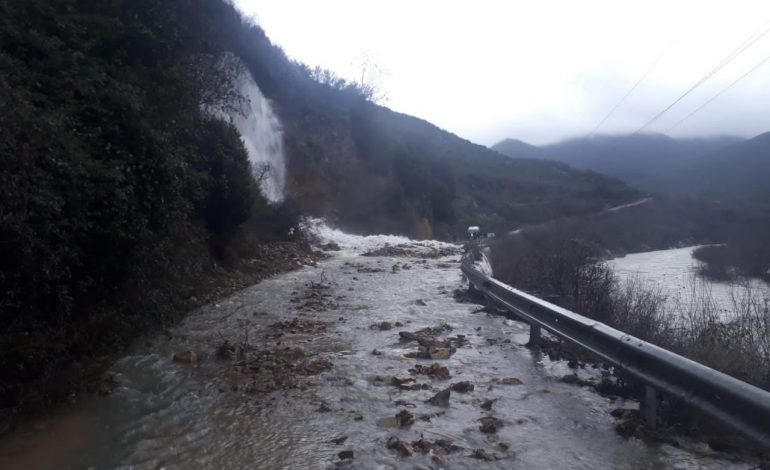 RRËSHQITJE GURËSH DHE DHERASH NGA MOTI I KEQ/ Bllokohet rruga e Prekalit në Shkodër