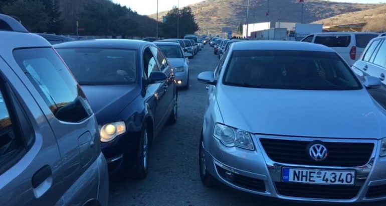 RADHË KILOMETRIKE NË KAPSHTICË/ Shqiptarët prej më shumë se katër orë në pritje, pala greke s’reagon