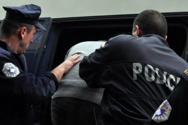 “PSE I KE ÇUAR FTESË NË FACEBOOK GRUAS TIME?!” Policia shkon në kohë për të ndaluar shqiptarin