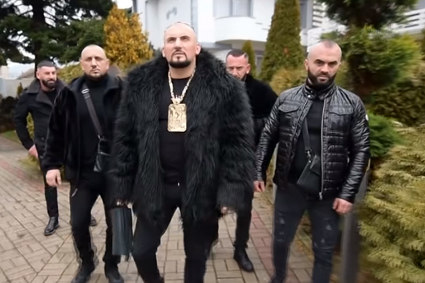 I DËNUAR PËR TRAFIK DROGE/ Jeta mes luksit e “King Kobras”, pronarit të klubit në Prizren që qëlloi mbi tre shqiptarët