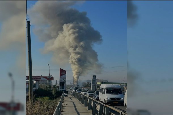 PAMJET/ Përfshihet nga flakët fabrika e sfungjerit në Elbasan, tymi i zi “pushton” qiellin
