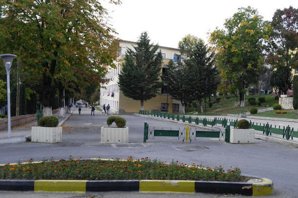 E RËNDË/ Gjendet i VDEKUR një burrë në Qytet Studenti, trupi i tij ende në mes të rrugës…