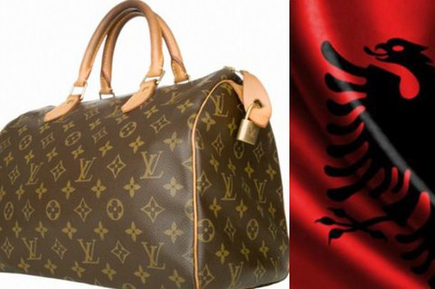 PUBLIKOHEN FOTOT/ “Louis Vuitton” hedh në treg çantën me flamurin shqiptar, ja çmimi marramendës