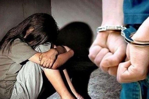 E RËNDË! 53-vjeçari grek përdhunon adoleshenten shqiptare në Greqi, e mitura ishte praktikante në biznesin e tij