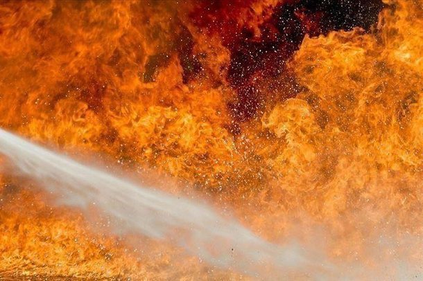 E RËNDË/ Po i vinte zjarrin shtëpisë, gruaja digjet vetë mes flakëve