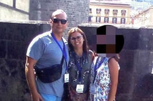 TRAGJEDI NË ITALI/ Burri MASAKRON gruan me thikë dhe vetëvaret në oborr, vajza e tyre…