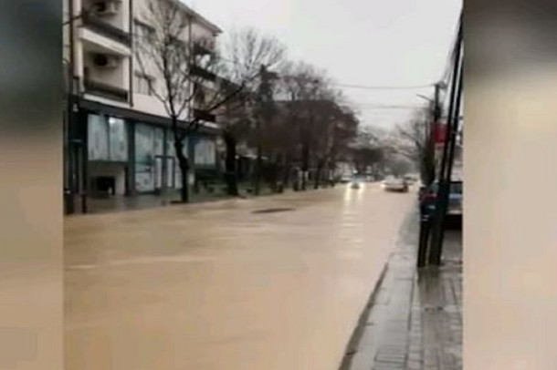 EDHE KOSOVA NË ALARM NGA MOTI I KEQ/ Përmbytje masive në Pejë, ja situata