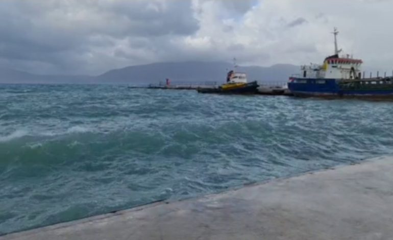 MOTI I KEQ NË VLORË/ Për 3 ditë pezullohet lundrimi i mjeteve të vogla lundruese, anijet e transportit ndërkombëtar të pezulluara nesër
