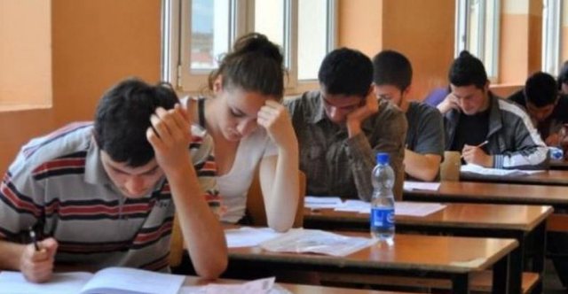 NJOFTIMI I RËNDËSISHËM PËR MATURANTËT/ Tre mijë pyetje për t’u pranuar në mjekësi