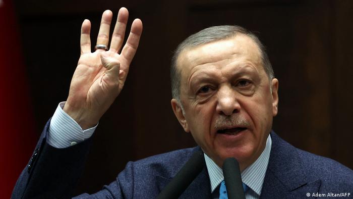 ANALIZA E DW: Erdogani vendosi të shpallë zgjedhje të parakohshme, a po rrezikohet pushtetit i tij në Turqi?