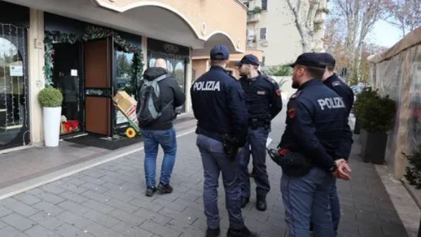 PLAS SHERRI JASHTË LOKALIT/ Shqiptarit i ‘erren’ sytë, qëllon me armë në drejtim të ish-gruas në Itali