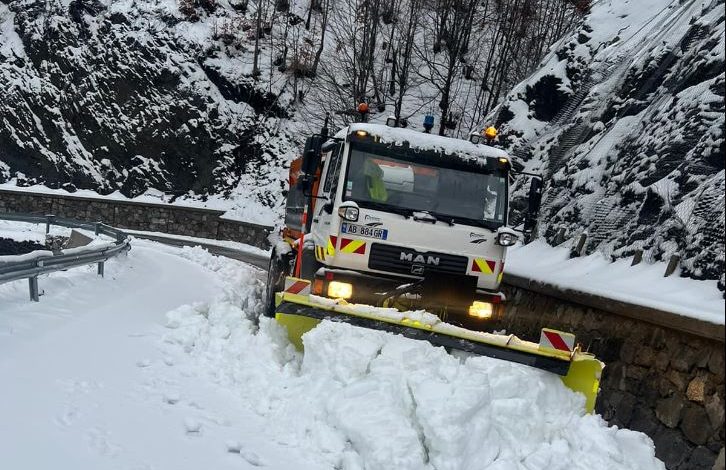 ORTEQE DËBORE NË TUNELET PANORAMIKE/ Bllokohet aksi ‘Bogë-Theth’ në Shkodër! Prani inertesh në disa rrugë të tjera