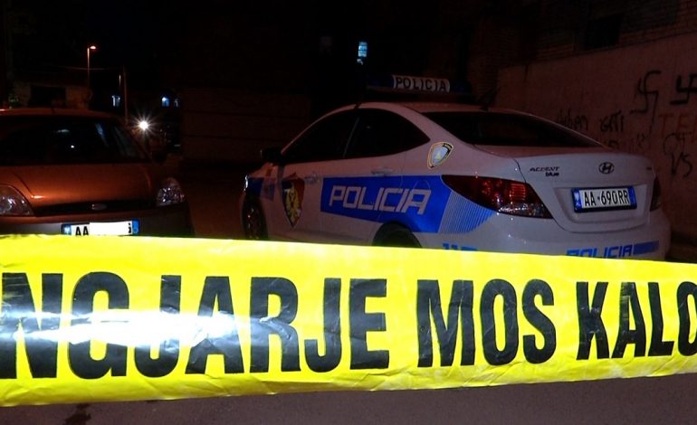 EMRAT/ Sherr mes dy personave në Tiranë, plagoset me thikë 25-vjeçari. Policia…