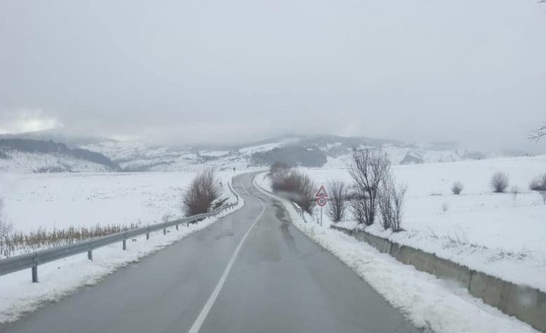 RESHJET E DËBORËS/ ARRSH: Vazhdon rënia e ortekëve në aksin Qafë Thore-Theth, si paraqitet gjendja e rrugëve