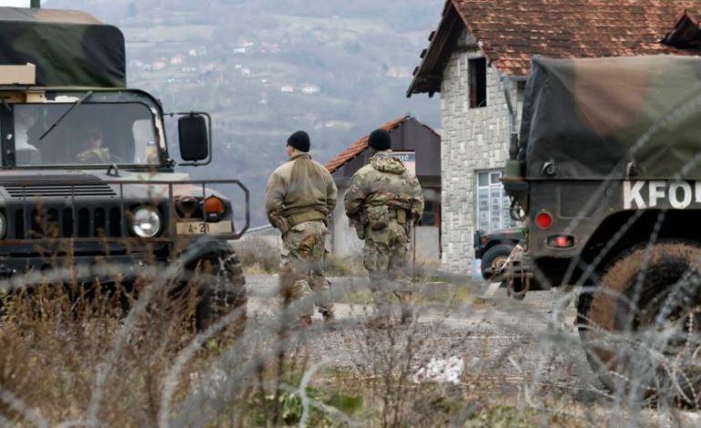 TENSIONET NË VERI/ NATO: Kemi prezencë të mjaftueshme në Kosovë. Trupat e KFOR-it po monitorojnë nga afër situatën