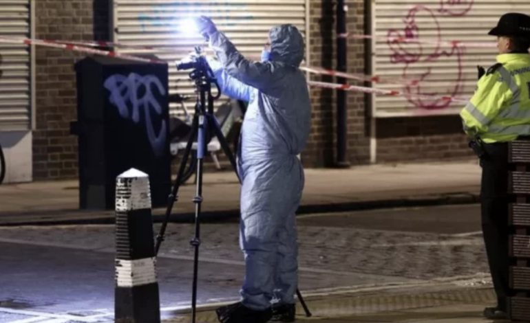 SHOKOHET LONDRA/ Të shtëna me armë gjatë një funerali, qëllohet nga një makinë