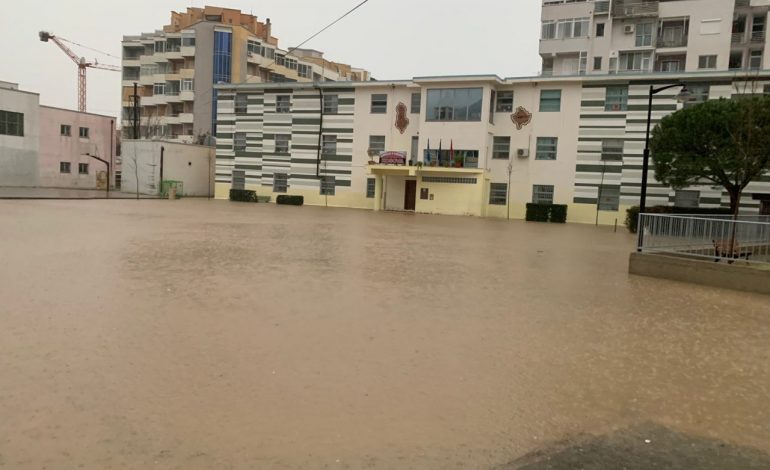 RESHJET E DENDURA TË SHIUT/ Disa rrugë mbulohen nga uji në Lezhë, probleme dhe në shkolla