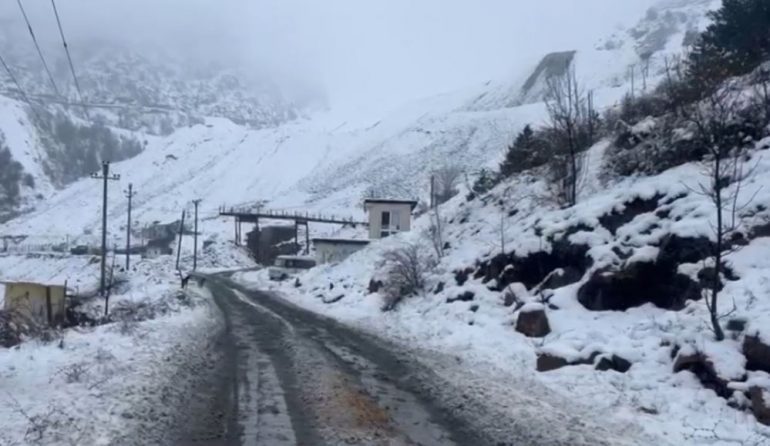 KORÇA E ZBARDHUR NGA DËBORA/ Në segmentin Boboshticë-Dardhë rekomandohet përdorimi i gomave dimërore