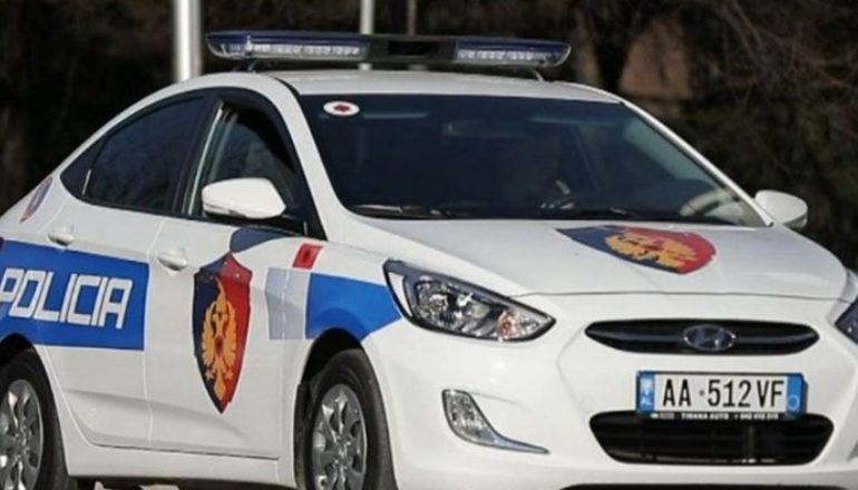 “MË JEP PARATË OSE TË THERA”/ 49-vjeçari në Lushnjë merr peng një person, arrestohet nga policia