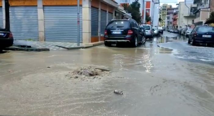 PAMJET/ Shirat e rëna gjatë natës shkaktojnë probleme në Lezhë, disa rrugë të përmbytura