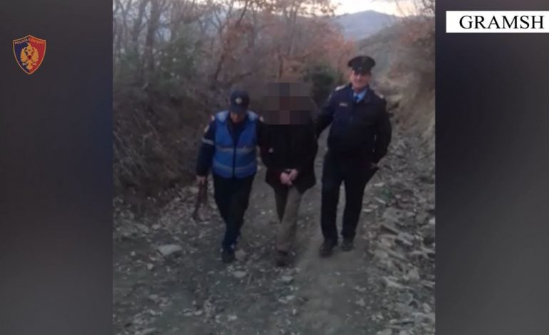 ME PRANGA NË DUAR/ Ja momenti kur arrestohet autori i vrasjes së dyfishtë në Gramsh, policia: Dyshohet se…
