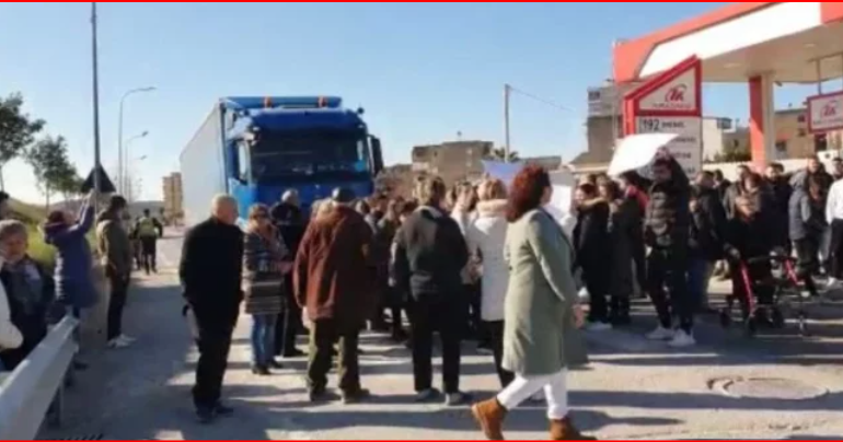“MOS MË PREK ME DORË”/ Banorët e Bërxullës në protestë për Thumanë-Kashar, përplasen me policinë