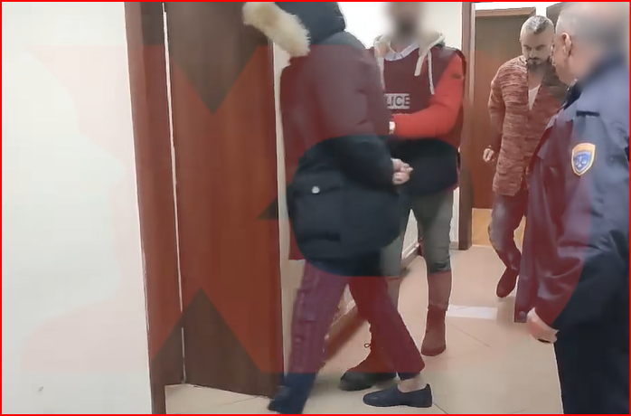 PAMJET/ Akuzohet se vrau 31-vjeçarin kuksian dhe plagosi shokun e tij, “Kobra” fsheh kokën nën kapuç kur paraqitet në gjykatë