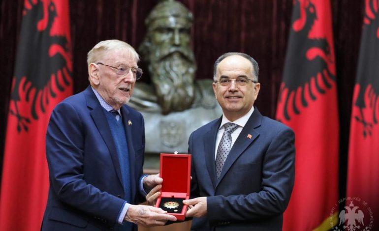 “MIK I SHQIPTARËVE…”/ Presidenti Begaj i jep ambasadorit amerikan William Walker medaljen “Kalorës i Urdhrit të Flamurit”