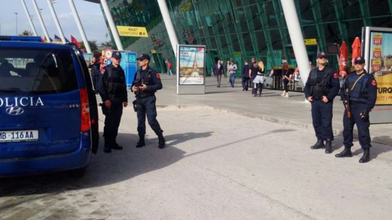 E PËSOJNË KEQ/ Tentuan të kalonin kufirin me dokumente të falsifikuara, arrestohen në Rinas tre shtetas turq