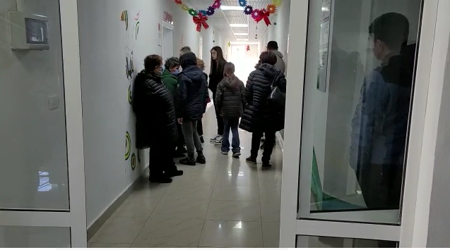 FLUKS NË PEADIATRINË E FIERIT/ Mjekët: Paraqiten çdo ditë 100 fëmijë me viroza dhe grip