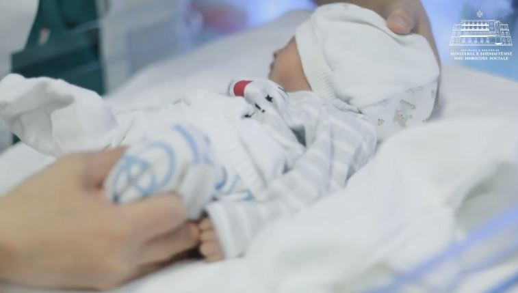 FOSHNJA LINDI ME KOMPLIKACIONE/ Mjekët bëjnë mrekullinë në maternitetin “Koço Gliozheni”