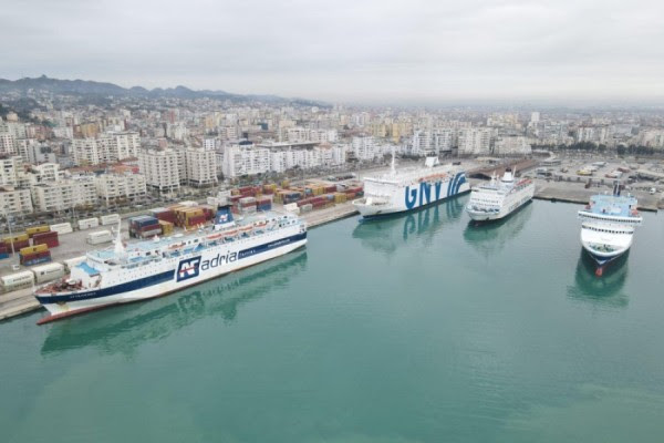 FLUKSI I FESTAVE/ 60 mijë udhëtarë kaluan në Portin e Durrësit në dhjetor