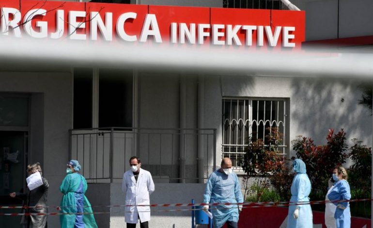 TEMPERATURË E LARTË, DHIMBJE E FORTË KOKE DHE KOLLË/ Konfirmohet virusi i rrallë RSV, një 16-vjeçar në intubim