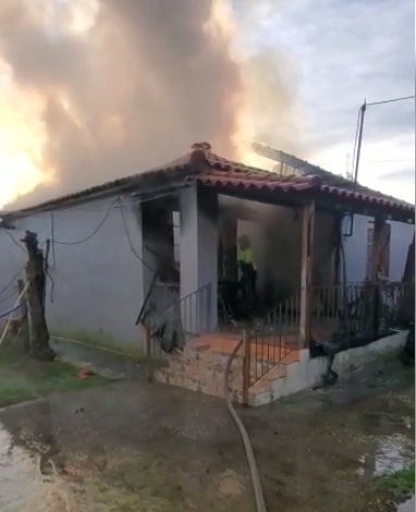 DETAJET E PARA/ Digjet një banesë në Fier, rrezikohen shtëpitë pranë, ndërhyjnë forcat zjarrfikëse