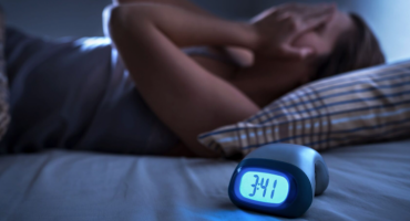 HIDHINI NJË SY/ Si ndikon mungesa e gjumit në shëndetin dhe peshën tonë
