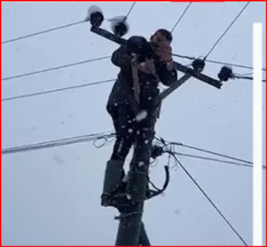 VIDEOLAJM/ Elektricisti sfidon kushtet ekstreme të motit për t’i ‘çuar’ dritë fshatit turistik të Thethit