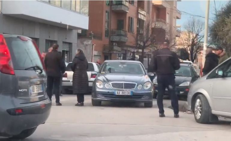 AKSIDENT NË VLORË/ “Golfi” humb kontrollin dhe përplaset me makinën në parkim