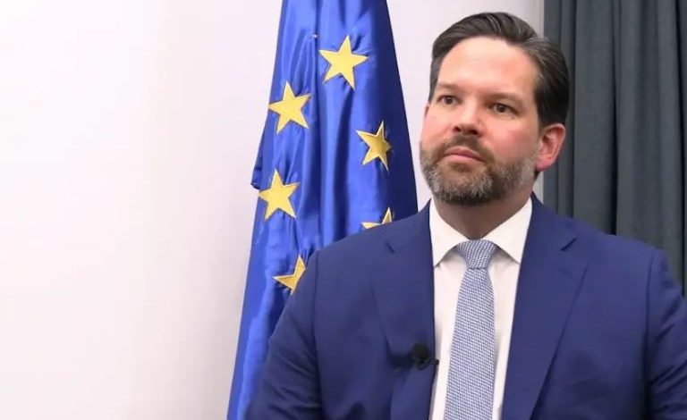 “EUROPA KA NEVOJË PËR SHBA-TË”/ Eurodeputeti Mandl: Serbia ka një urrejtjeje dhe ideologji shumë negative ndaj Kosovës