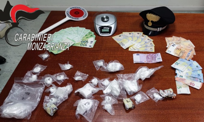 KONTROLLI I BEFASISHËM NGA KARABINIERËT/ Shqiptarit i zbulohen 600 gram kokainë dhe para cash në banesë, arrestohet