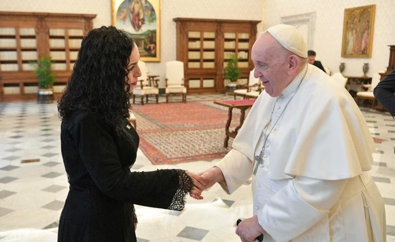 “SYNIMI I KOSOVËS ËSHTË NJOHJA NGA VATIKANI”/ Presidentja Osmani pritet në Selinë e Shenjtë nga Papa Françesku