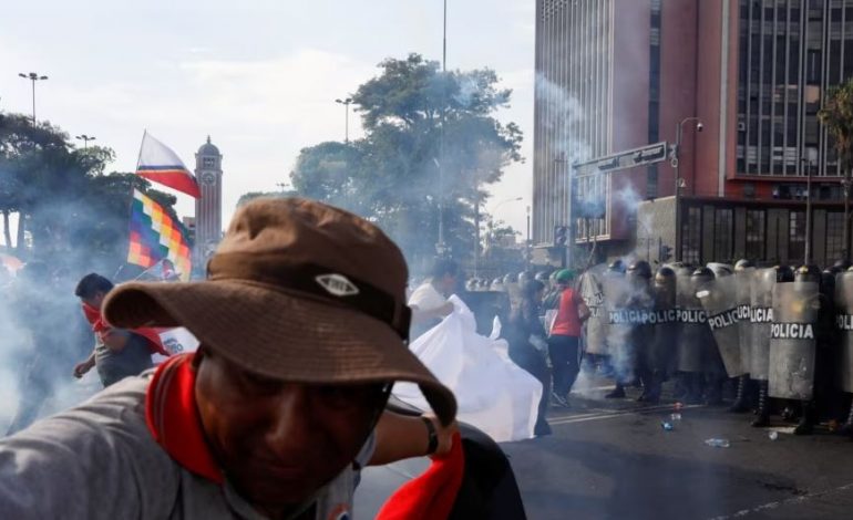 MIJËRA PROTESTUES NË PERU PËRPLASEN ME POLICINË/ Gaz lotsjellës për të shpërndarë turmën