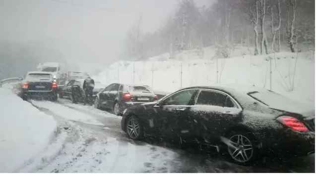 RESHJET E DENDURA TË BORËS/ Policia devijon trafikun në aksin Klos- Qafë Murrizë, ja si do të bëhet lëvizja