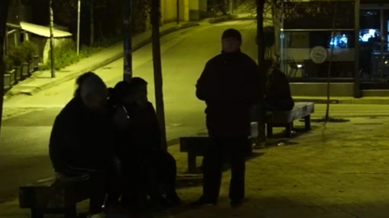 LËKUNDJET E FORTA TË TËRMETIT/ Ja momenti kur dhjetëra qytetarë lënë banesat dhe dalin në rrugë (PAJET)